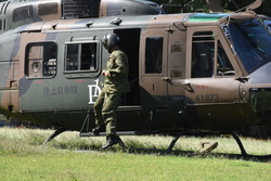 写真：着陸したヘリコプターを降りる陸上自衛隊