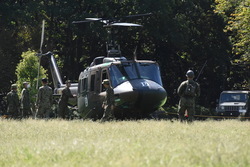 写真：ヘリコプター離陸前に自衛隊員が機体の安全確認をしている