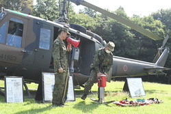 写真：ヘリコプターの機体や装備などについて説明する自衛隊員
