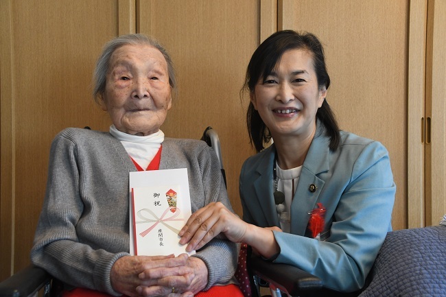 写真：立野台在住で今年105歳になった水谷千枝さん（左）と市長（右）