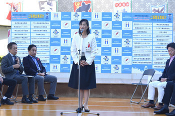 写真：挨拶する市長