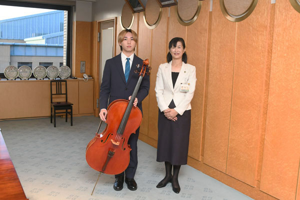 写真：熊井さんと市長