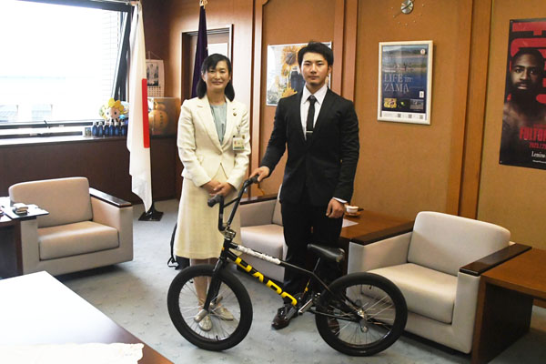 写真：市長と松村さん