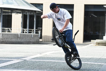 写真：試技を披露している松村さん2