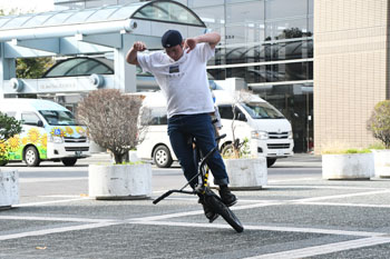 写真：試技を披露している松村さん5