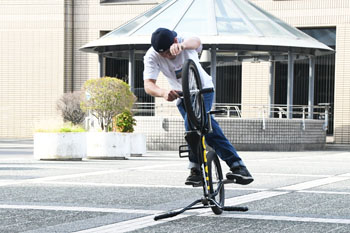 写真：試技を披露している松村さん6