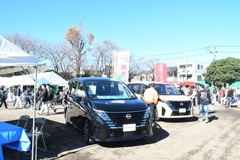 写真：日産新型車の展示