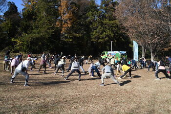 写真：準備運動を行う参加者