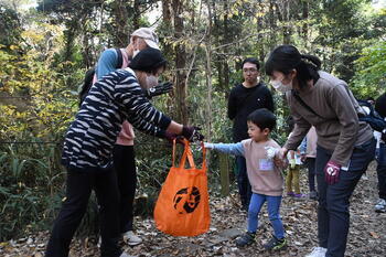 写真：ごみを拾う参加者1