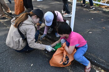 写真：ごみを拾う参加者3