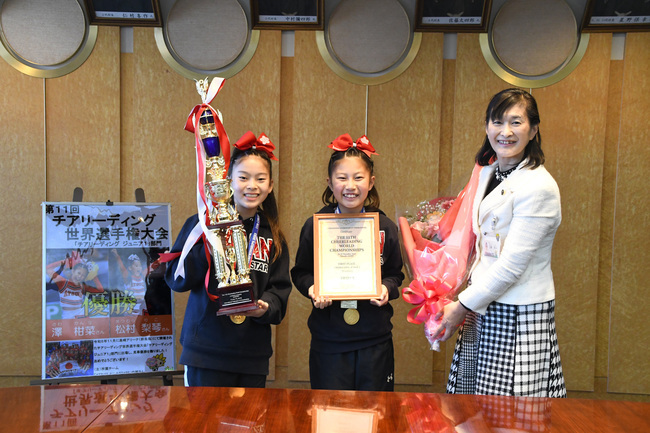 写真：市長（右）、澤柑菜さん（真ん中）、松村梨琴さん（左）