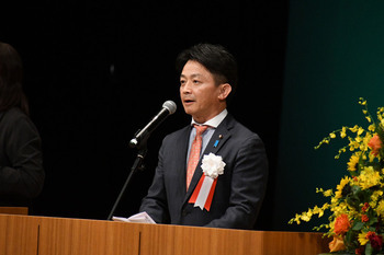 写真：壇上で祝辞を述べる座間市議会議長