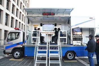 写真：起震車による地震体験1