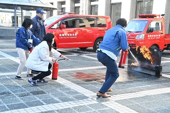 写真：初期消火体験1