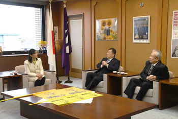 写真：話をする市長と金谷さんと高橋さん