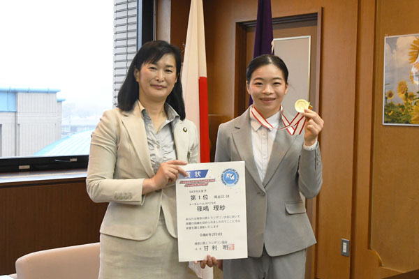 写真：篠嶋さんと市長の記念写真