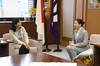 写真：話をしている市長と篠嶋さん