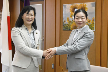 写真：握手をする市長と篠嶋さん