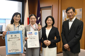 写真：市長と篠嶋さんとご両親の記念写真