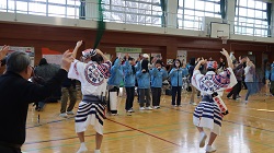 写真：大使が踊る様子2