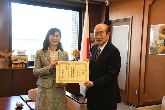 写真：寄贈を受ける市長と大相撲藤沢場所実行委員会委員長の最上さん