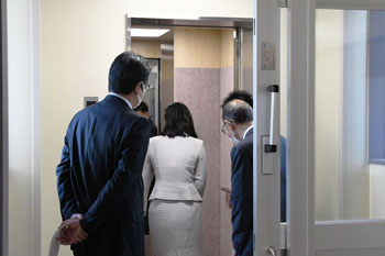 写真：エレベーターを視察する市長、副市長、教育長
