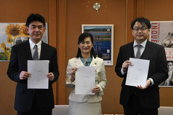 写真：協定書を持つ江ノ島電鉄株式会社嶋津さん（左）、市長（中）、OpenStreet株式会社工藤さん（右）