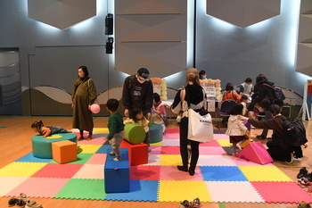 写真：大型つみきで遊ぶ子どもたち