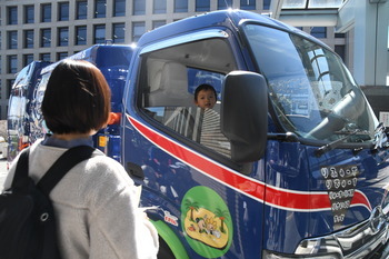 写真：ざまりんパッカー車に乗る子ども