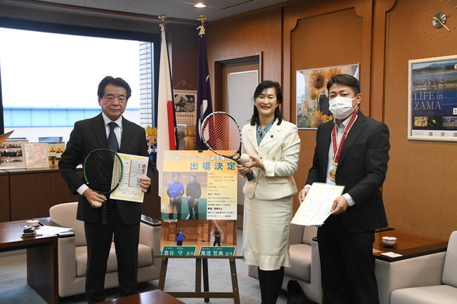写真：左から倉谷守さん、市長、萬徳哲典さん