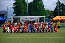 写真:試合後の両市選手たちが和やかにしている様子