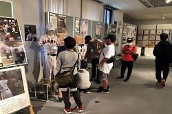 写真：野球資料館見学の様子