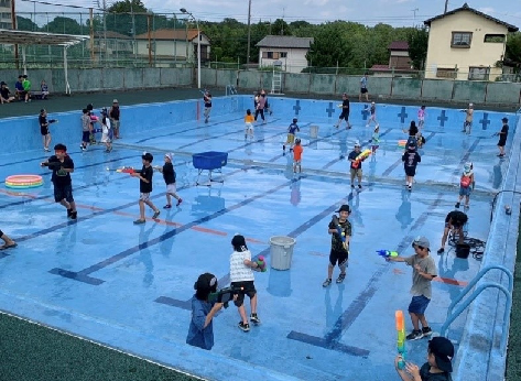 夏のイベント(子どもたちが水遊びをしている様子)