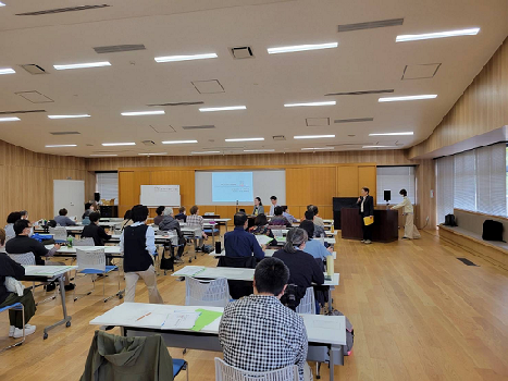 講座(参加者が会場で講師の話を聞いている様子)