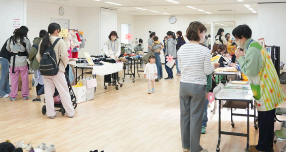 相談会(親子連れの参加者が相談をしている様子)