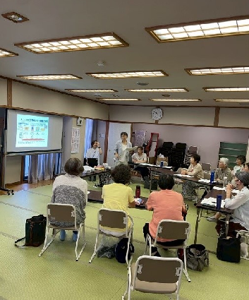 講座(参加者が会場で講師の話を聞いている様子)