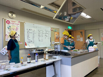写真：実習内容を説明する食生活改善推進団体ひまわり会