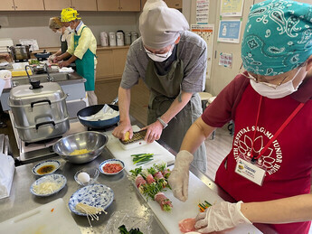 写真：普及員の調理の様子