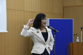写真：キックオフ宣言をする市長