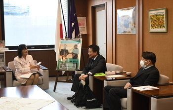 写真：表敬訪問の様子1