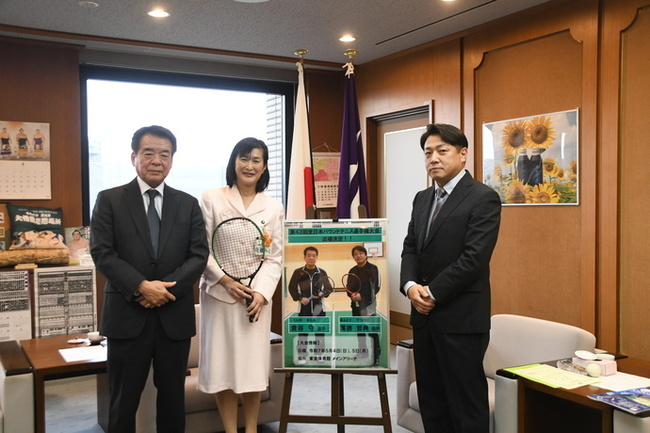 写真：左から倉谷守さん、市長、萬徳哲典さん