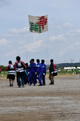 写真：市内中学生の凧揚げ2