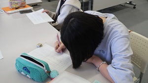 写真：原稿確認の様子