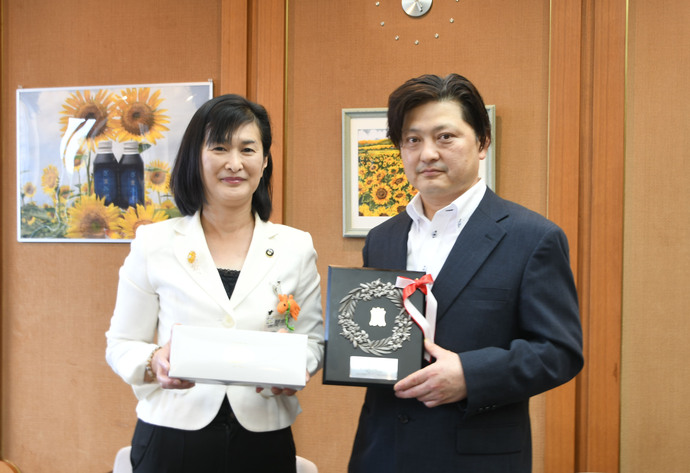 写真：洋菓子店ポエムの安西賢一さん（右）と市長（左）