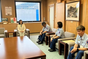 写真：柵木さんが発表会の様子を市長へ報告する様子