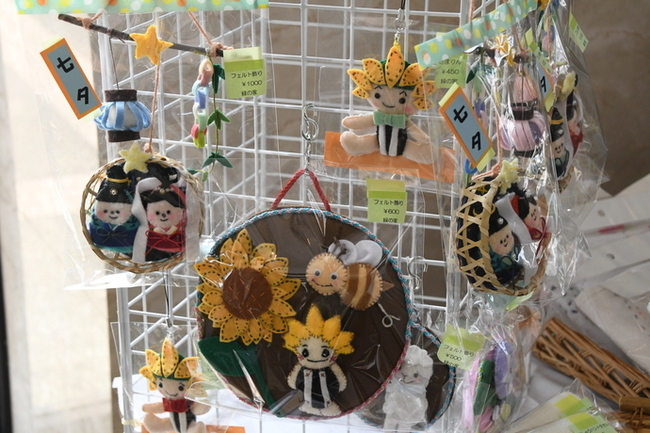 写真：販売商品（ざまりんや織姫・彦星のフェルト飾り）