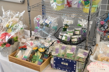 写真：販売商品（琥珀糖、エターナルフラワー）