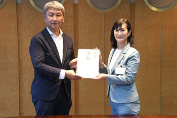 写真：寄付金贈呈式の様子