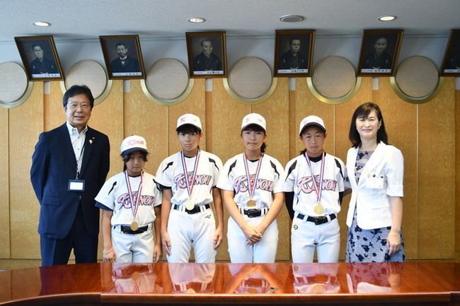 写真：集合写真（左から教育長、辻奈緒さん、矢田翠南さん、岩月千奈さん、増田莉夢さん、市長）