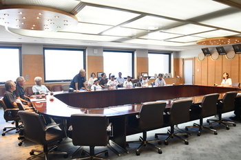 写真：表敬訪問の様子